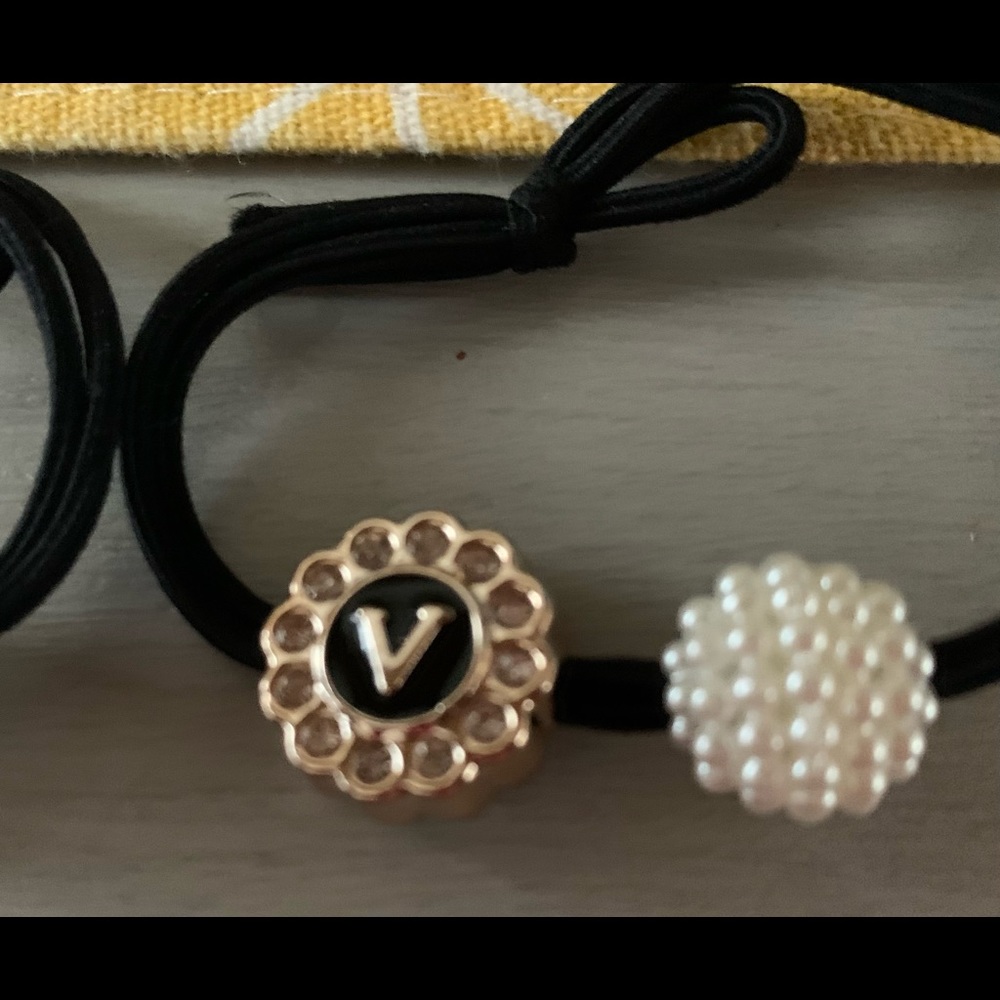Set of 6 elastic hair ties, V and pearl beads